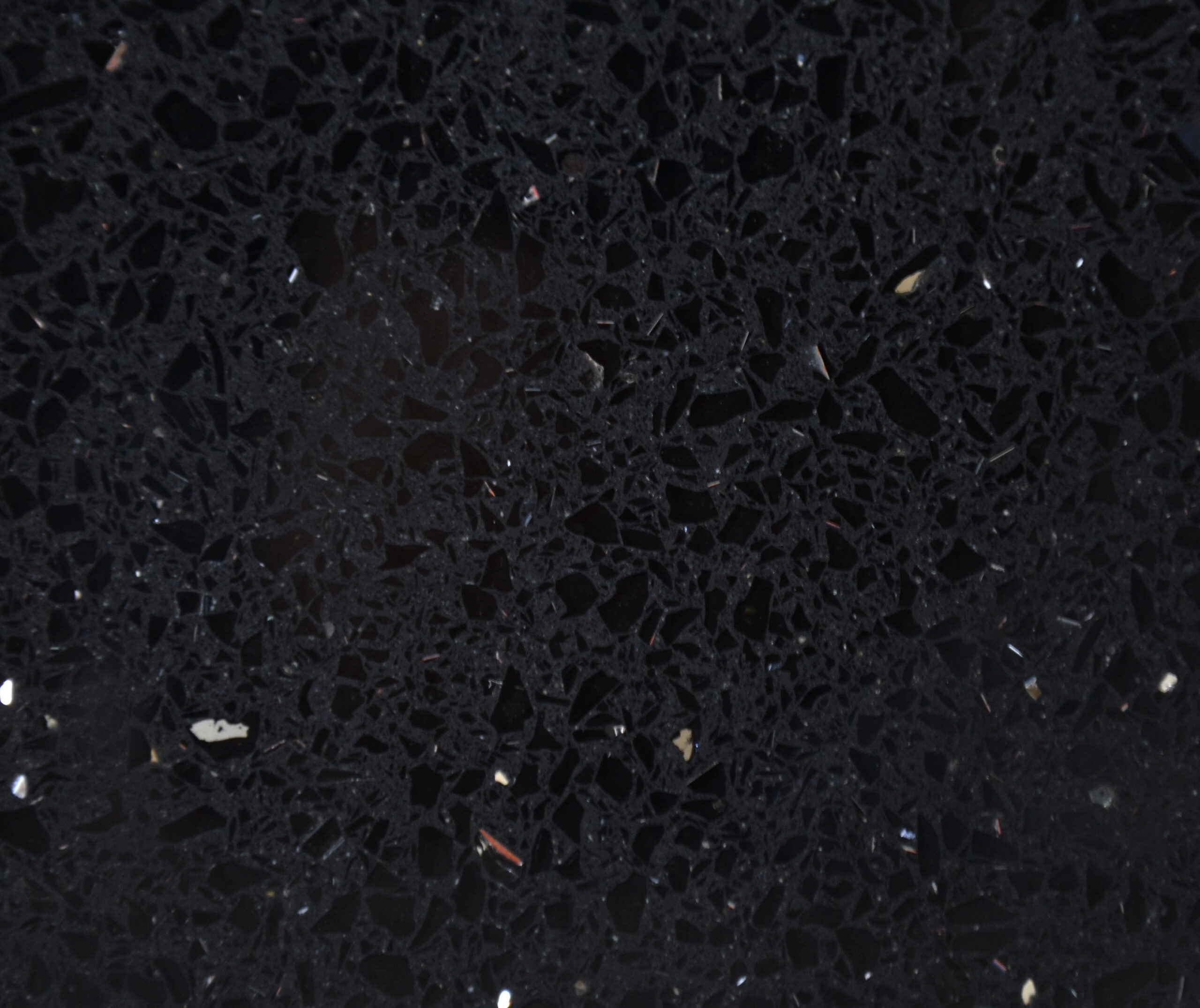 Primer plano del suelo de terrazo Negro Stellar con fragmentos blancos dispersos.

Nombre del producto: Bianco Carrara